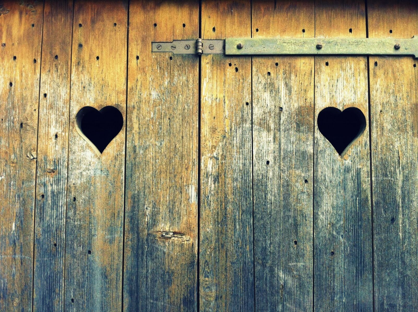 Apple iPhone 4 sample photo. Wood, windows, old photography