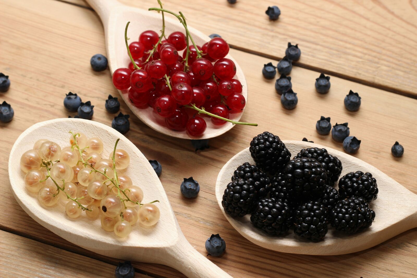 Canon EOS 600D (Rebel EOS T3i / EOS Kiss X5) + Canon EF 50mm F1.8 II sample photo. Red, wood, fruit photography