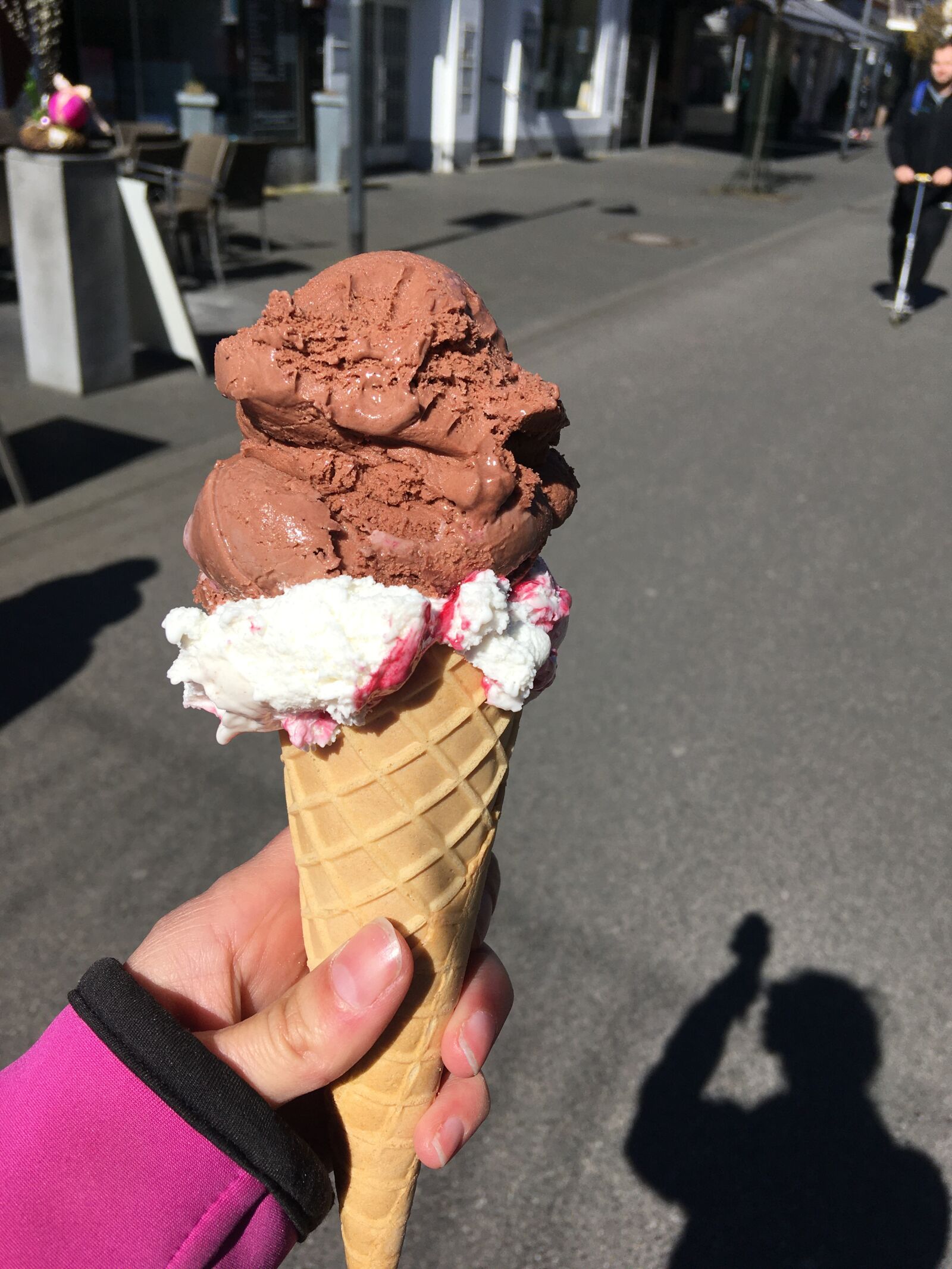 iPhone SE back camera 4.15mm f/2.2 sample photo. Ice, ice cream, ice photography