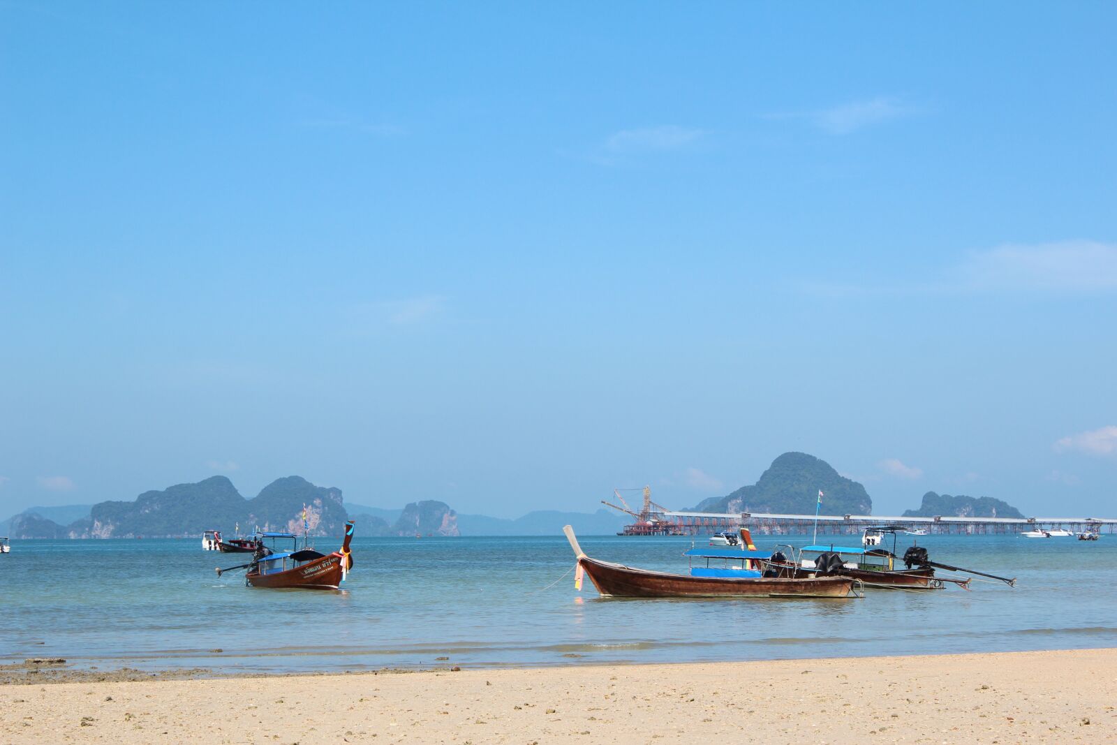Canon EOS 600D (Rebel EOS T3i / EOS Kiss X5) sample photo. Beach scene, beach, boats photography