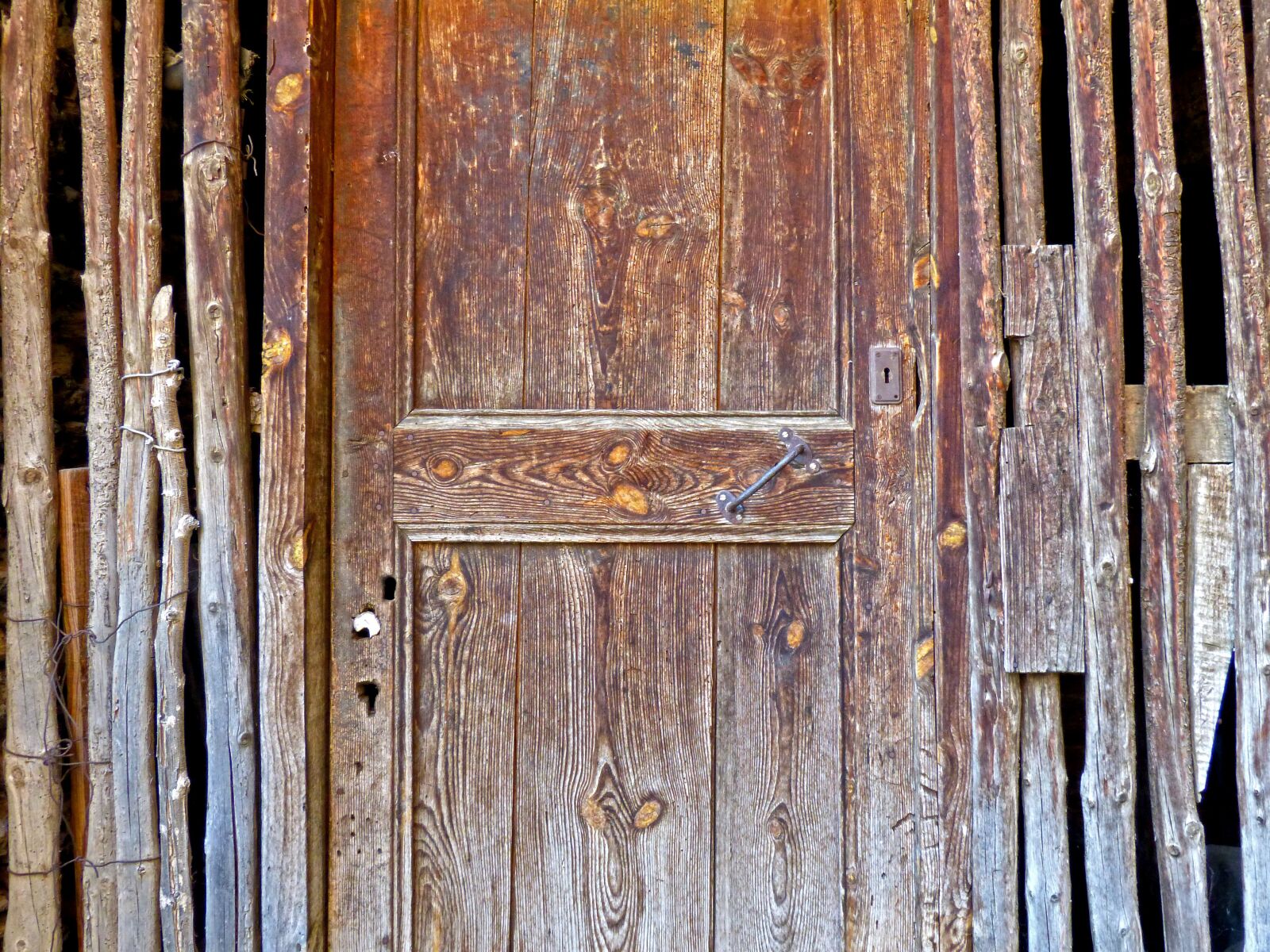 Panasonic DMC-FZ62 sample photo. Door, rustic, wood photography
