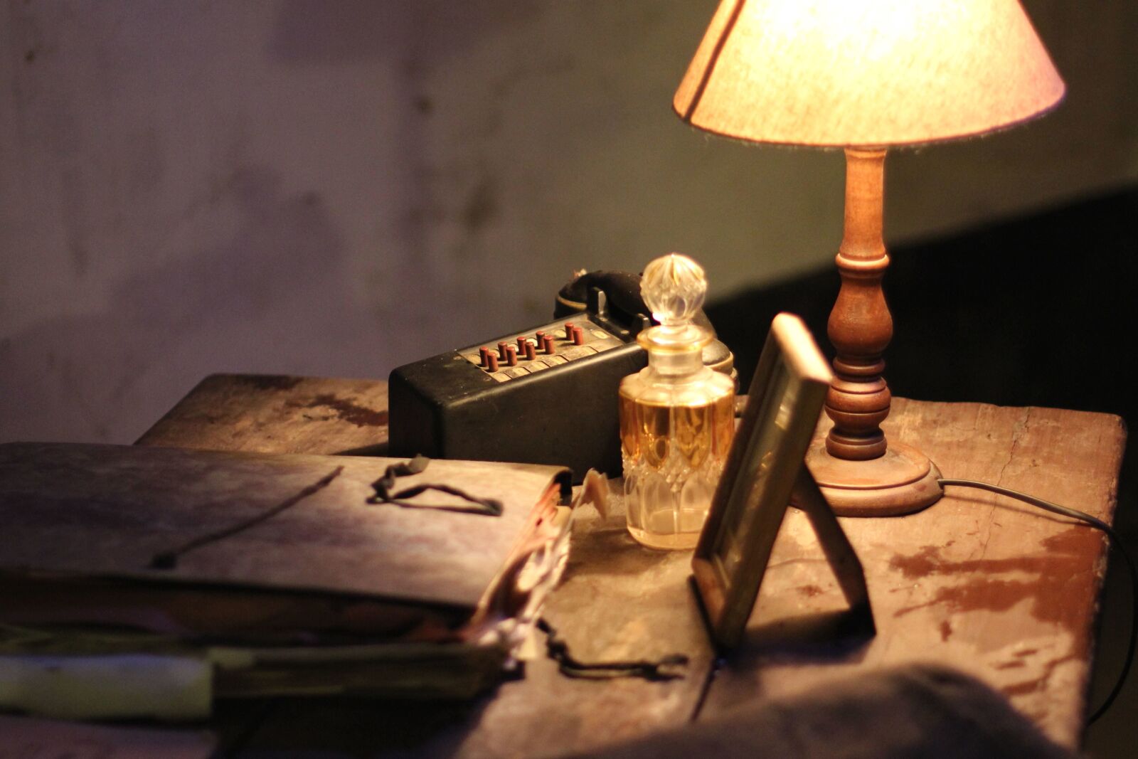 Canon EOS 60D sample photo. Lamp, phone, retro, book photography