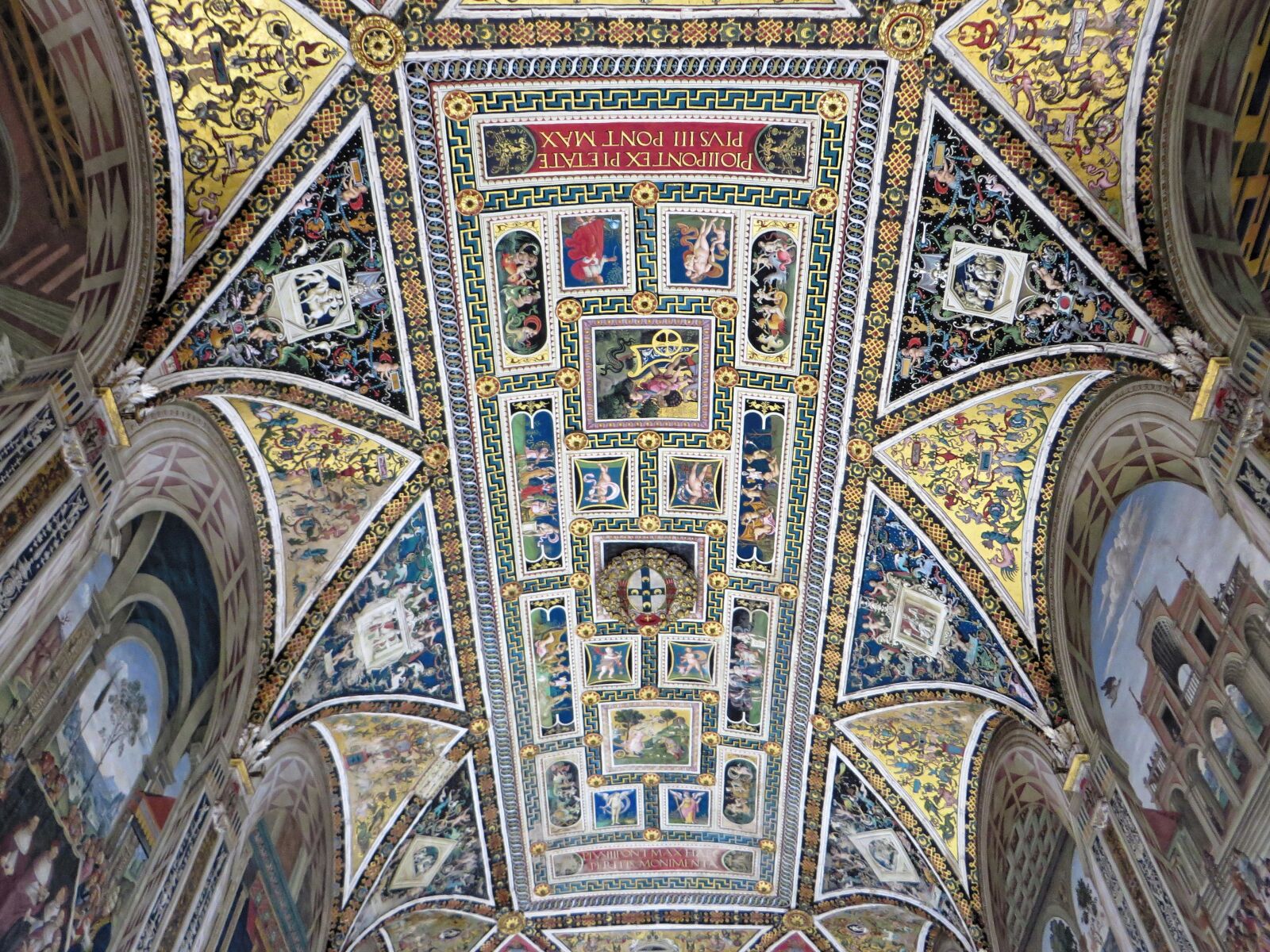 Canon PowerShot SX270 HS sample photo. Italy, hers, libreria photography