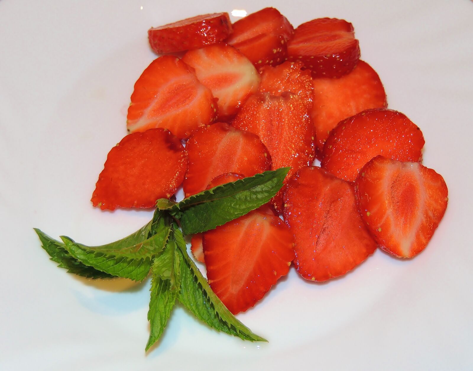 Nikon Coolpix P510 sample photo. Strawberries, mint, red photography