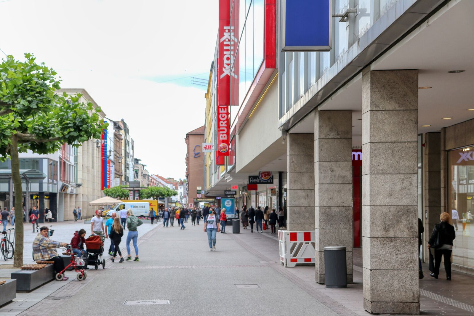 Canon EOS 80D sample photo. Saarbr cken, pedestrian zone photography