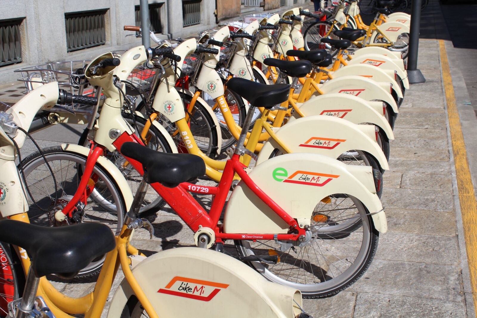 Canon EOS 1200D (EOS Rebel T5 / EOS Kiss X70 / EOS Hi) sample photo. Bike sharing, bicycles, sustainable photography
