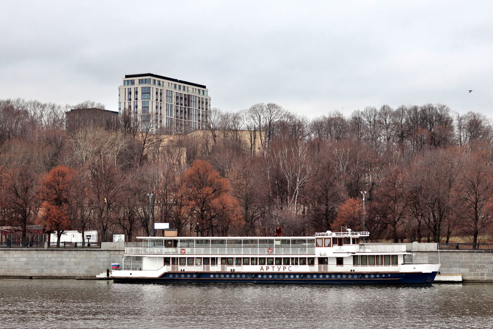 Canon EOS 200D (EOS Rebel SL2 / EOS Kiss X9) sample photo. Moscow, river, steamer photography