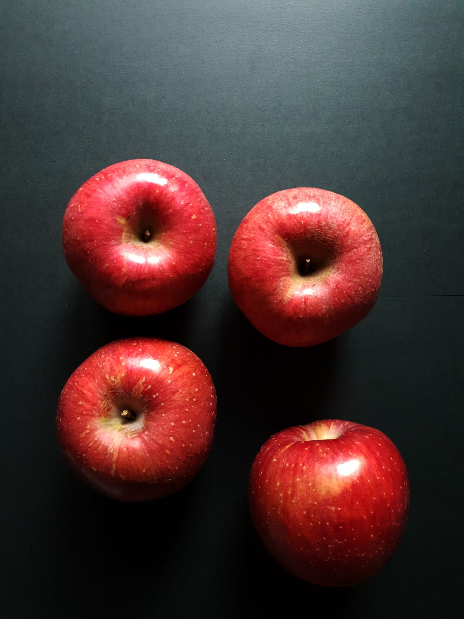 Samsung Galaxy S9+ sample photo. Apples, four, black photography