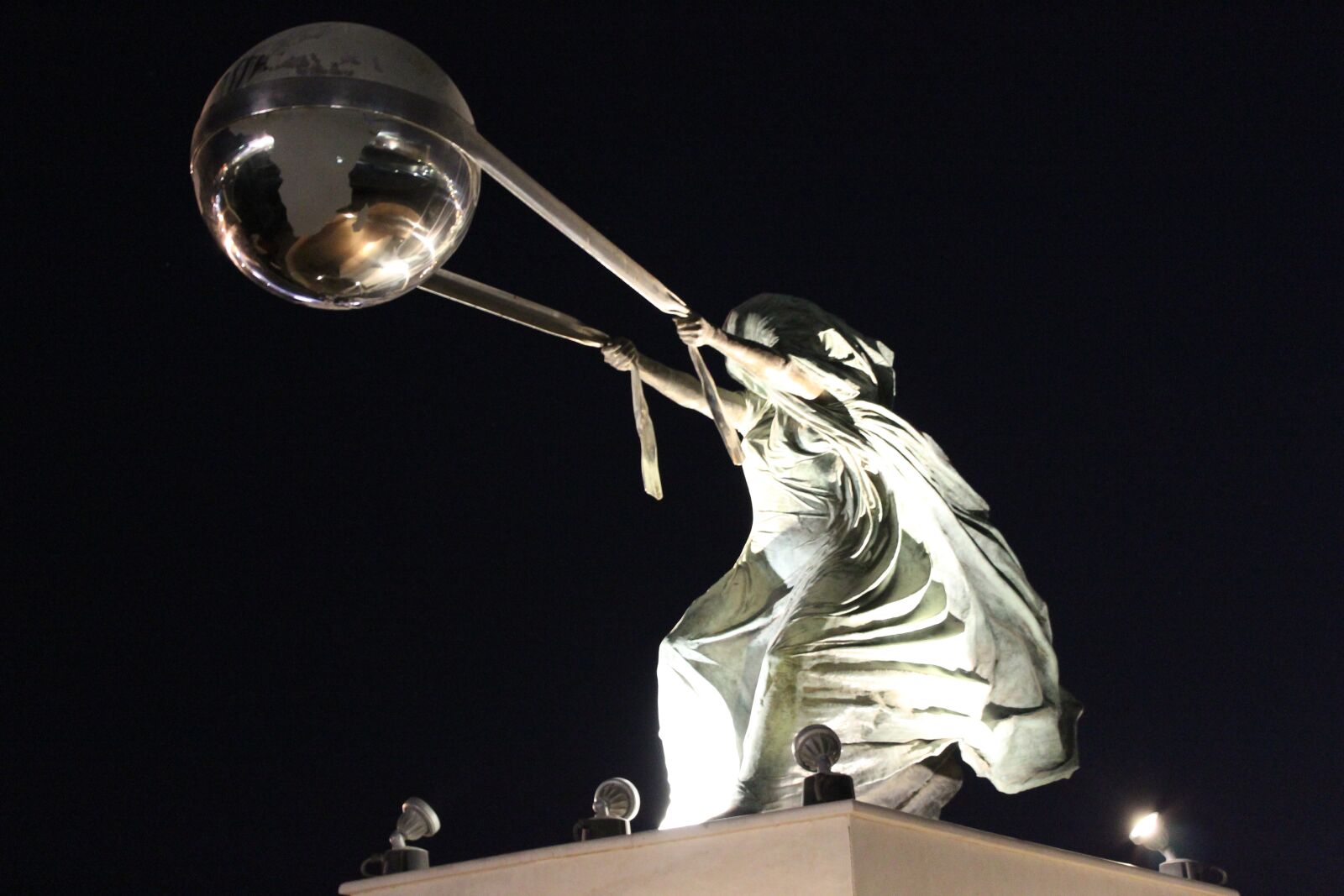 Canon EOS 600D (Rebel EOS T3i / EOS Kiss X5) sample photo. Statues, black background, old photography