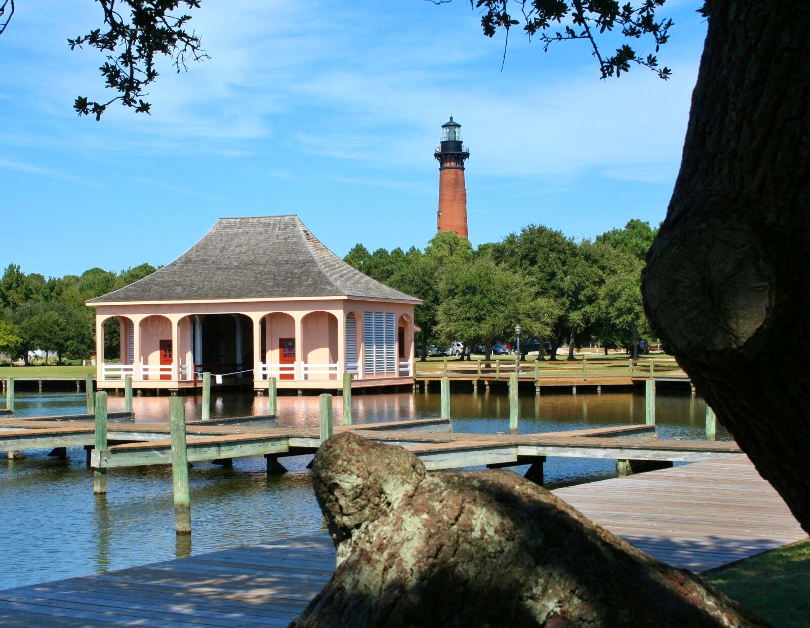 Canon EOS 350D (EOS Digital Rebel XT / EOS Kiss Digital N) sample photo. Boathouse, lighthouse, dock photography