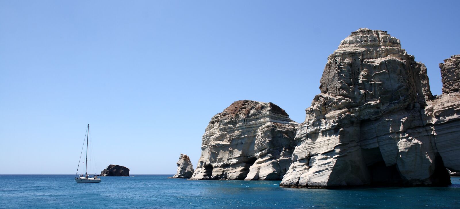 Canon EOS 400D (EOS Digital Rebel XTi / EOS Kiss Digital X) sample photo. Greece, milos, boat photography