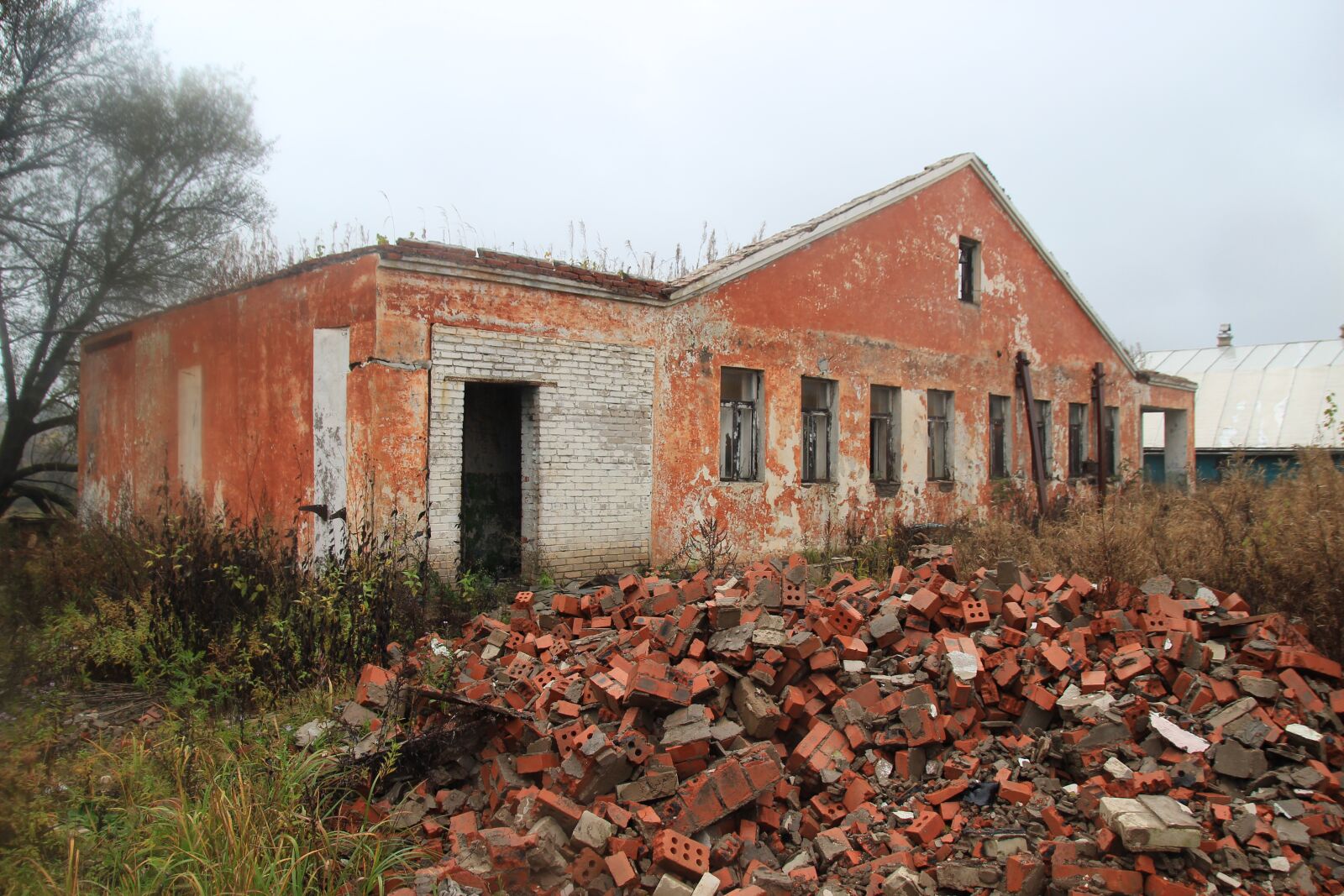 Canon EOS 600D (Rebel EOS T3i / EOS Kiss X5) sample photo. Architecture, devastation, an abandoned photography