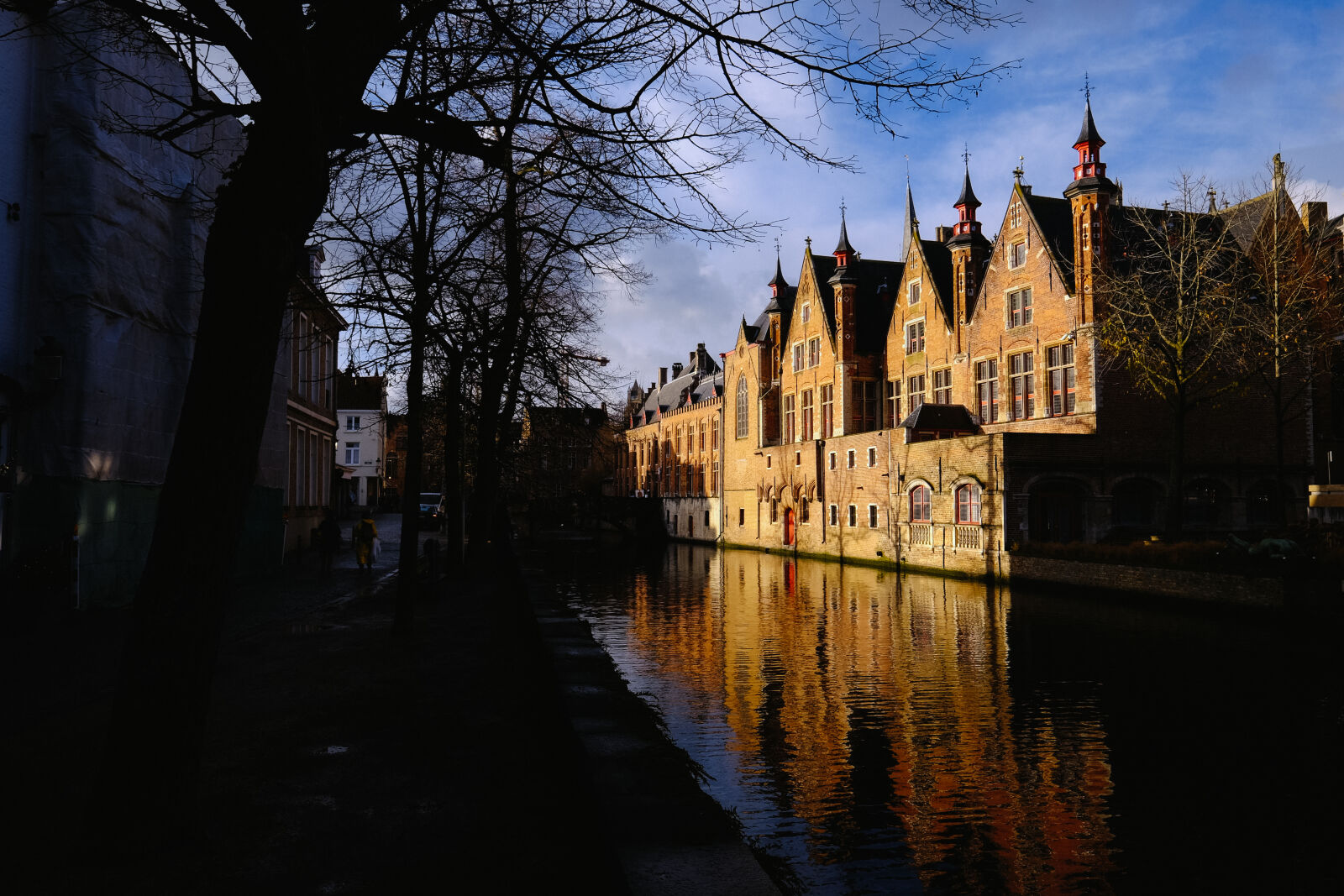 Fujifilm X-T1 sample photo. Bruges, sunshine, historic photography