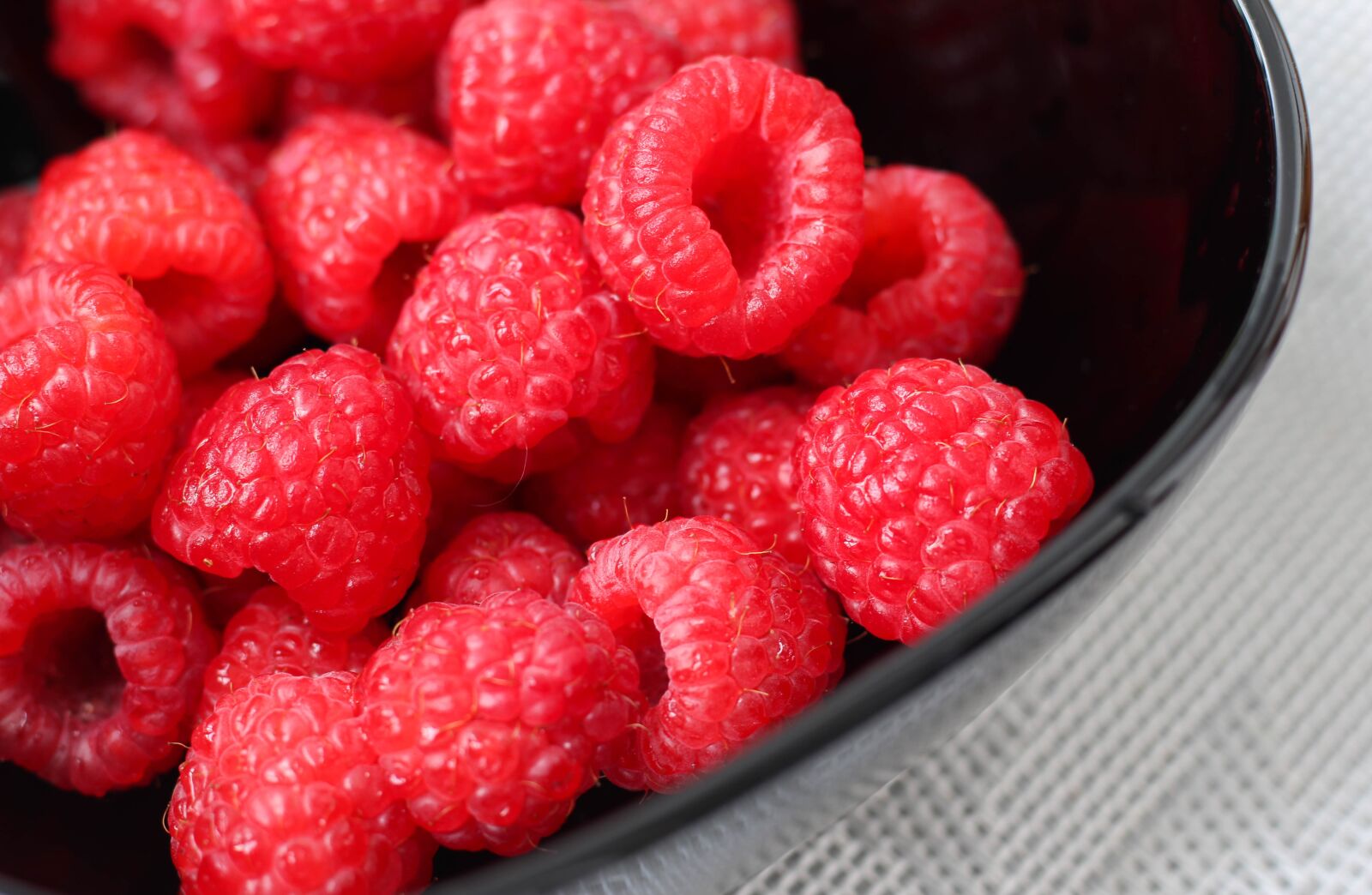Canon EOS 1200D (EOS Rebel T5 / EOS Kiss X70 / EOS Hi) + Canon EF 50mm F1.8 STM sample photo. Raspberry, berry, berries photography