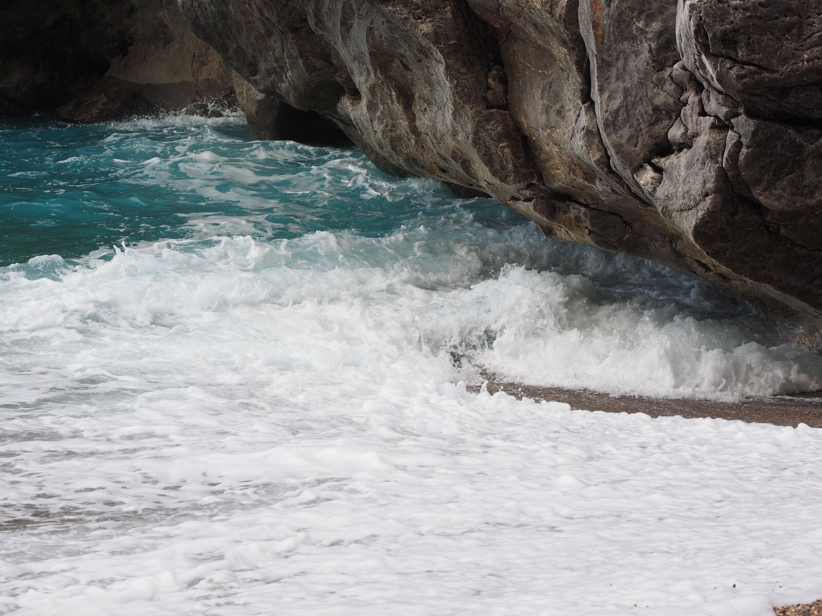 Olympus OM-D E-M1 + Olympus M.Zuiko Digital ED 12-40mm F2.8 Pro sample photo. Sea, wave, beach photography