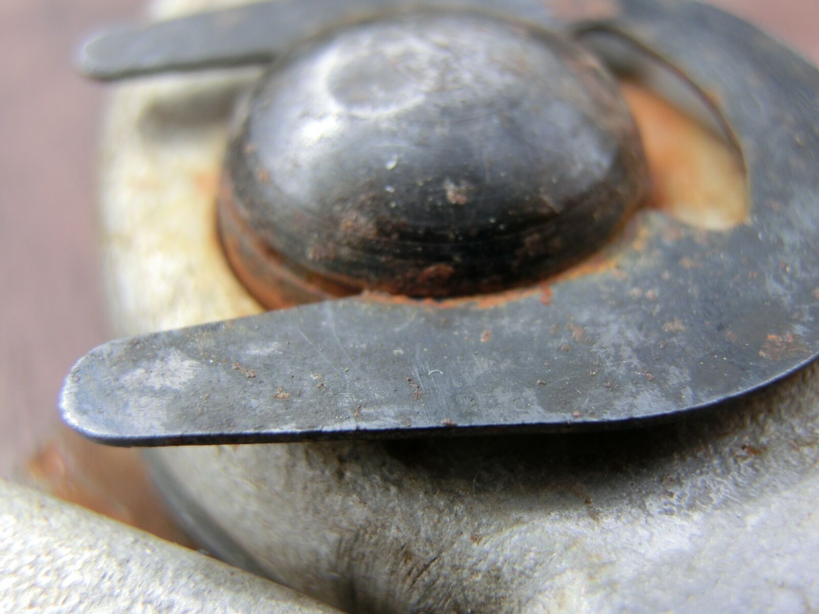 CASIO EX-ZR100 sample photo. Things, joint, metal photography