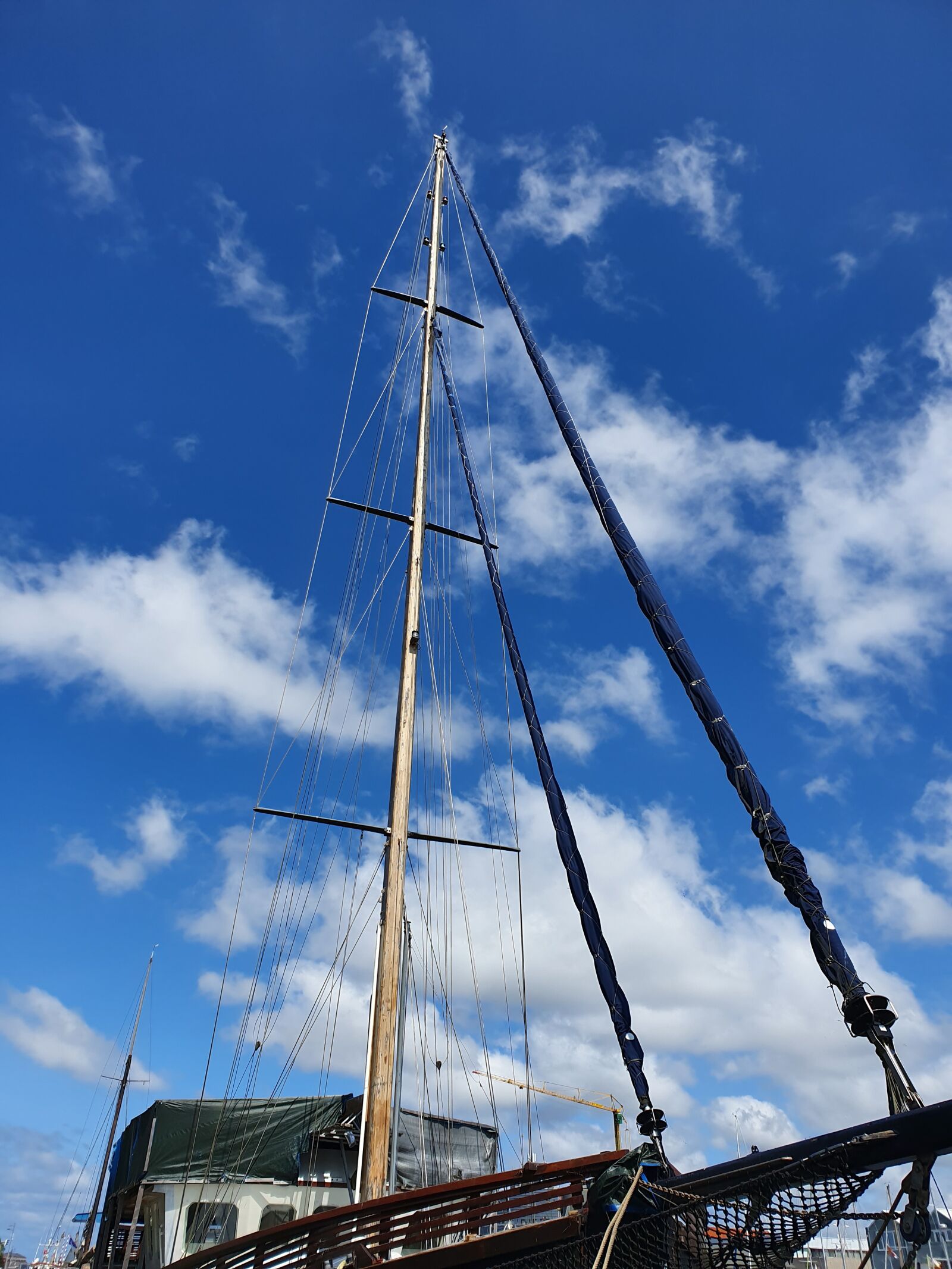 Samsung Galaxy S10+ sample photo. Boat, masts, sky photography