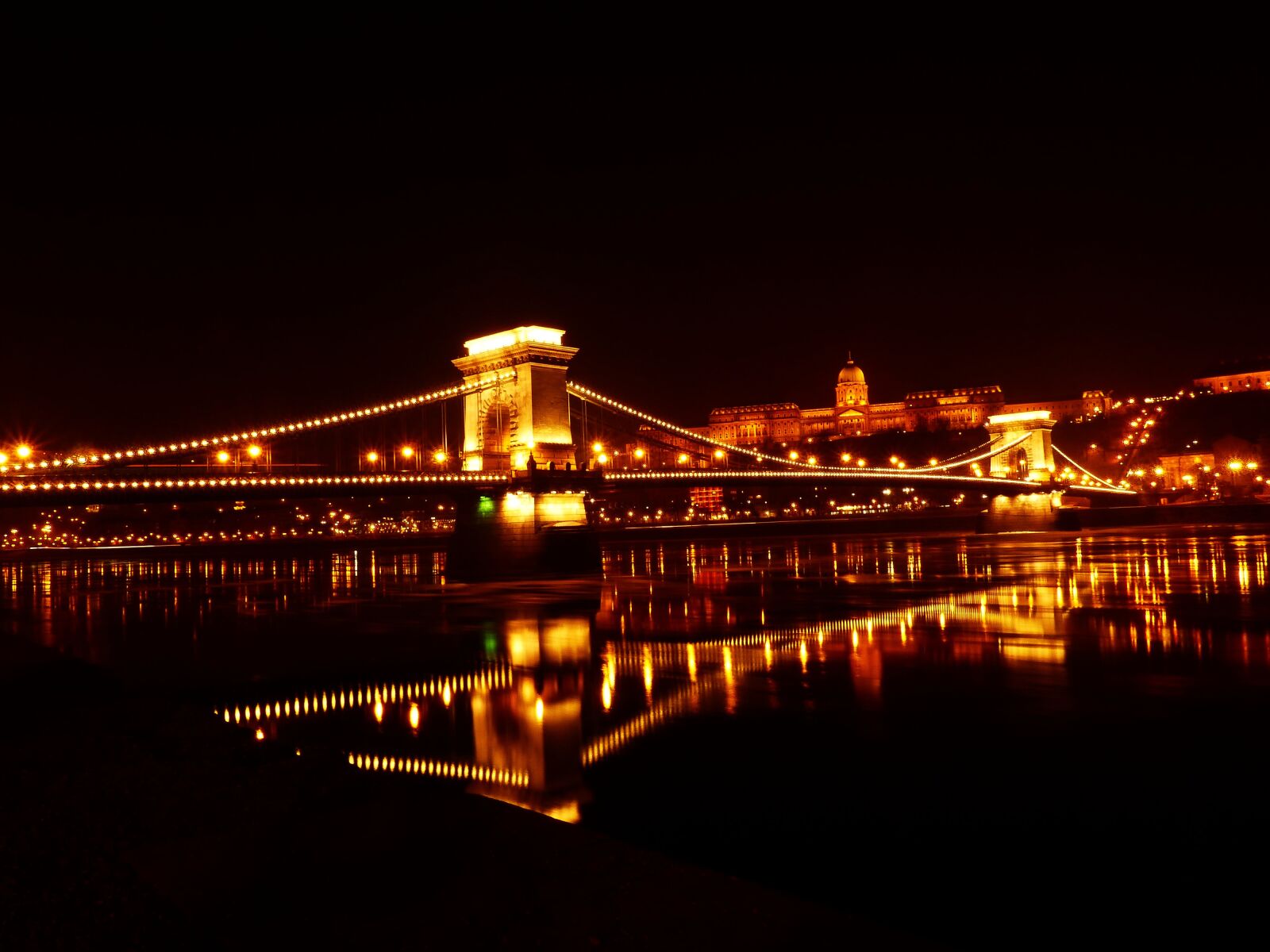 Panasonic Lumix DMC-FZ200 sample photo. Chain bridge, budapest, night photography