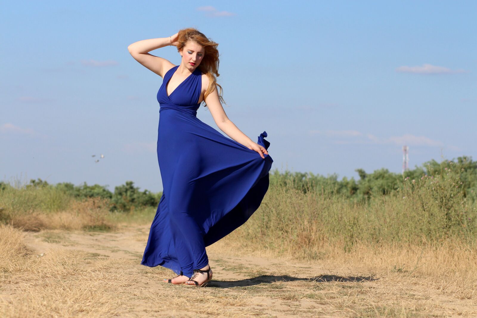 Canon EOS 700D (EOS Rebel T5i / EOS Kiss X7i) + Canon EF 85mm F1.8 USM sample photo. Girl, dress, blonde photography