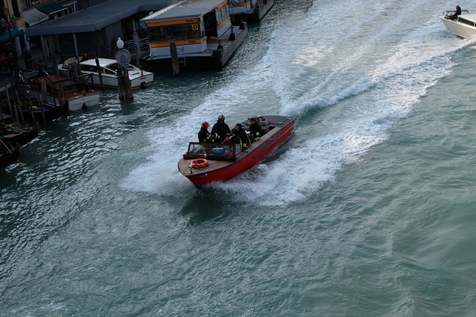 Fujifilm X-M1 sample photo. Venice, fire fighter, boat photography