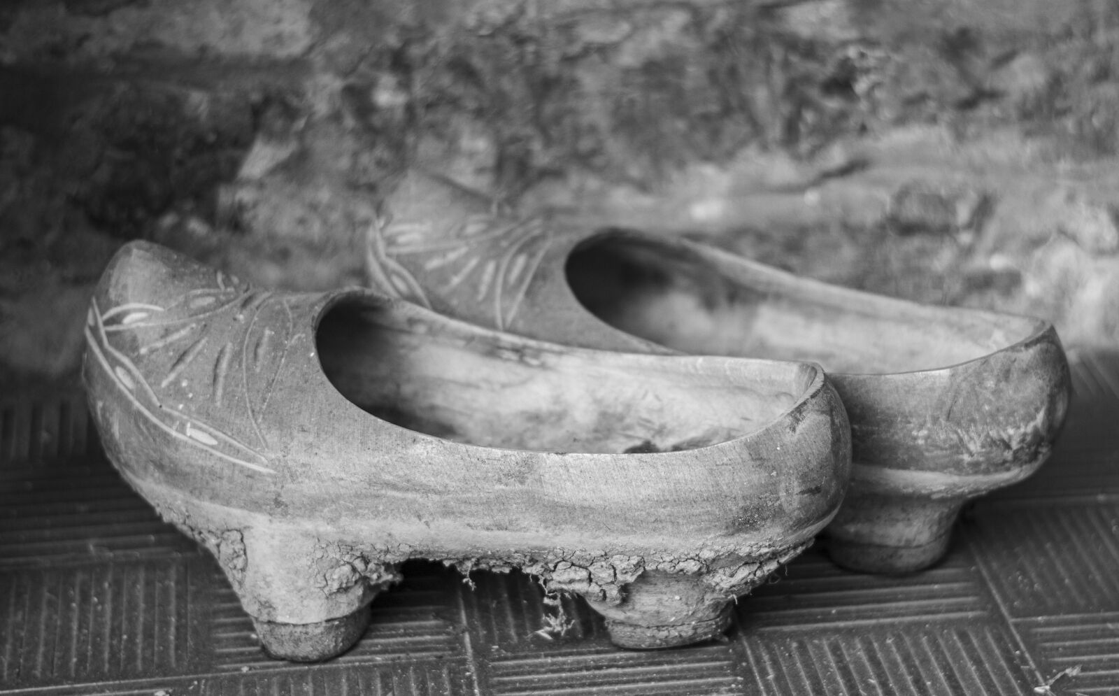 Canon EF 50mm F1.8 II sample photo. Madreñas, zocas, shoes photography