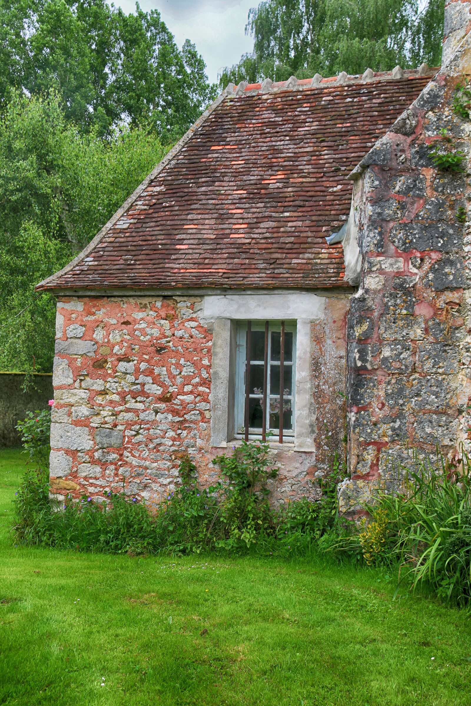 Canon EF-S 18-200mm F3.5-5.6 IS sample photo. Small house, house, pierre photography