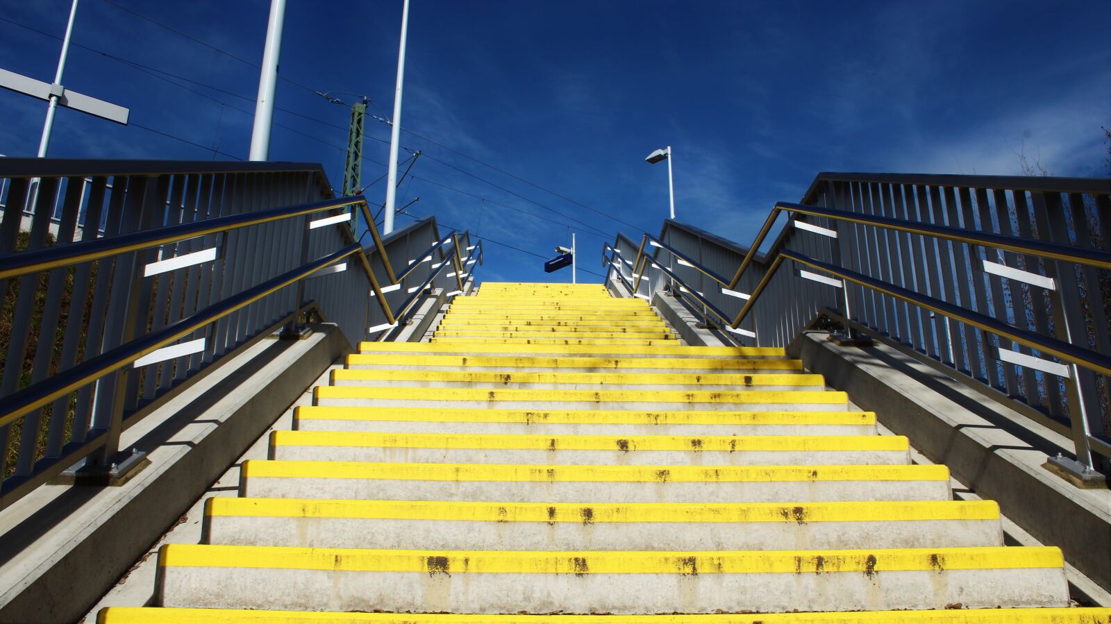 Canon EOS 1300D (EOS Rebel T6 / EOS Kiss X80) sample photo. Stairs, yellow, rise photography