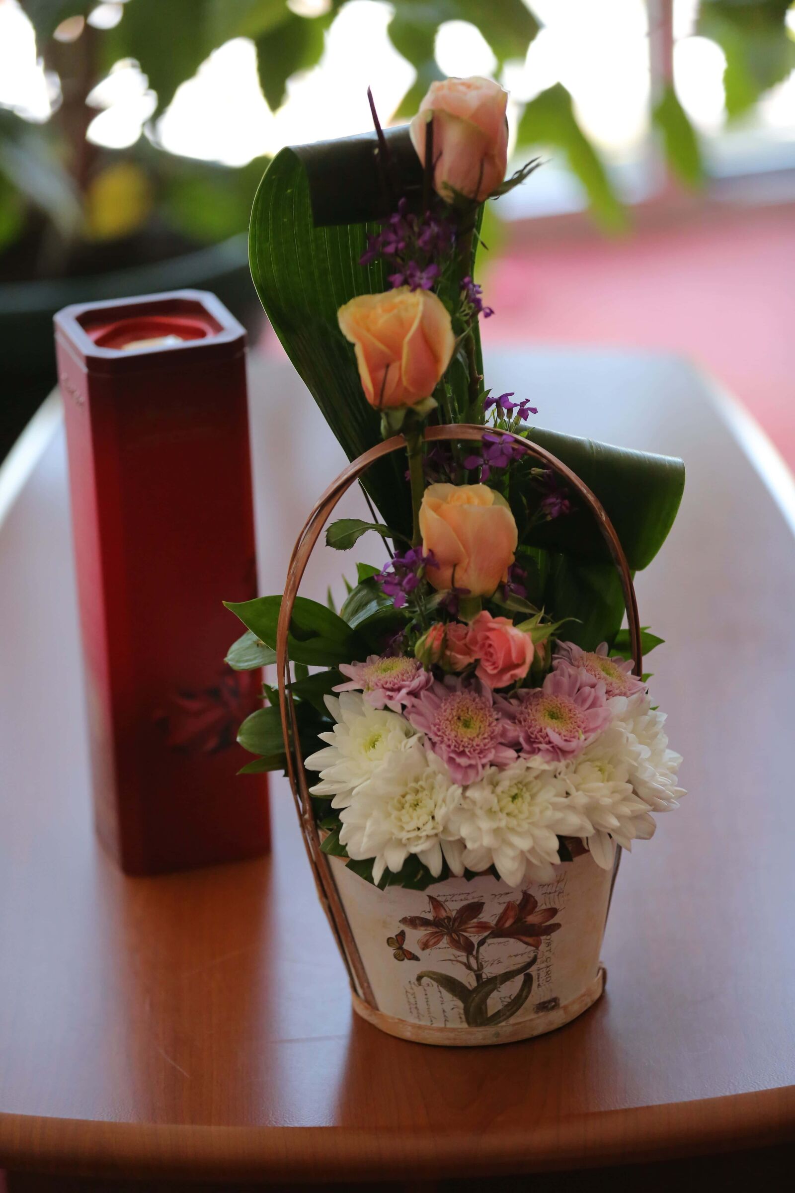 Canon EOS 5D Mark III sample photo. Gifts, bouquet, table, wicker photography