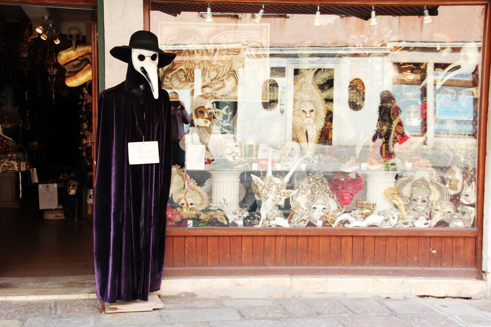 Canon EOS 600D (Rebel EOS T3i / EOS Kiss X5) sample photo. Masks, carnival, venice photography