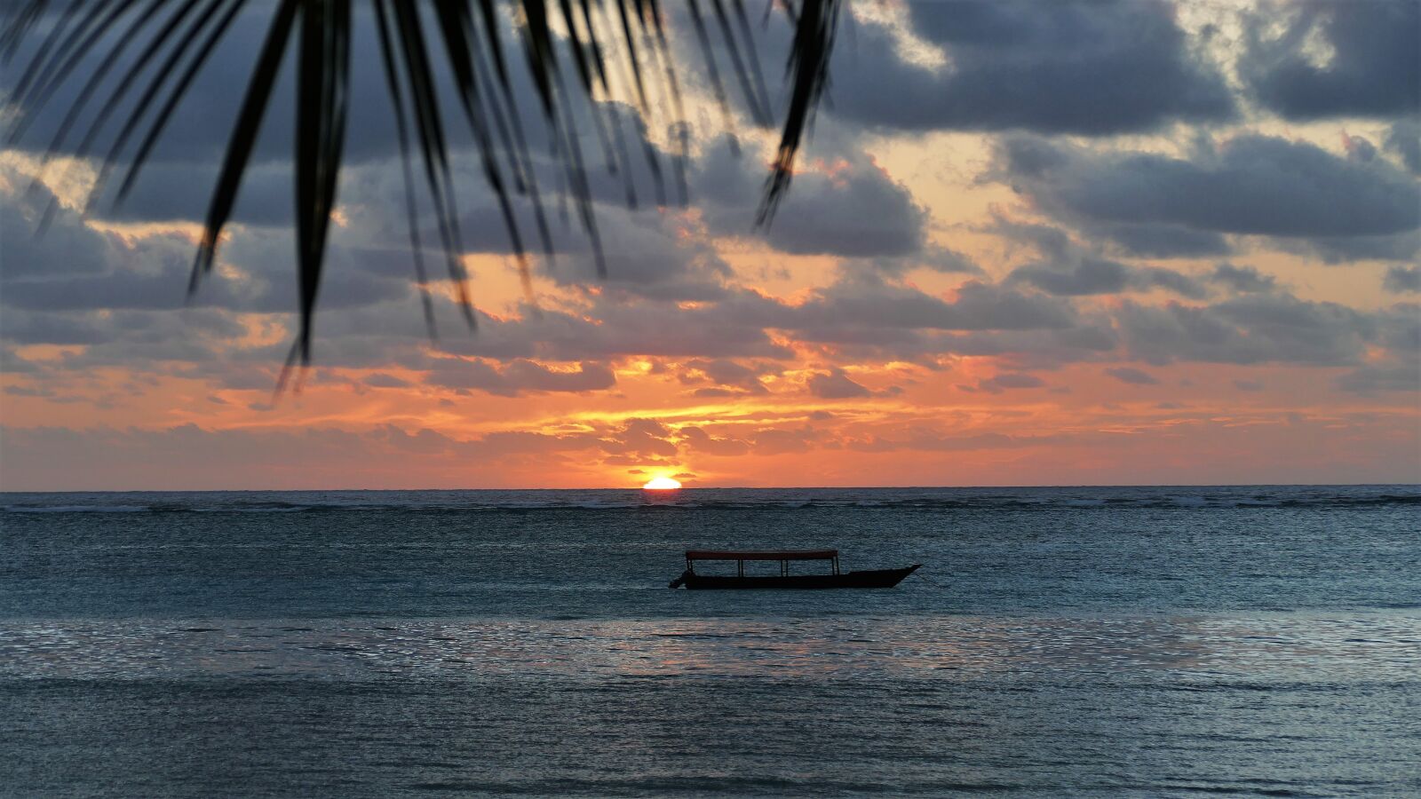 Leica V-Lux (Typ 114) sample photo. Sunrise, mood, silent photography