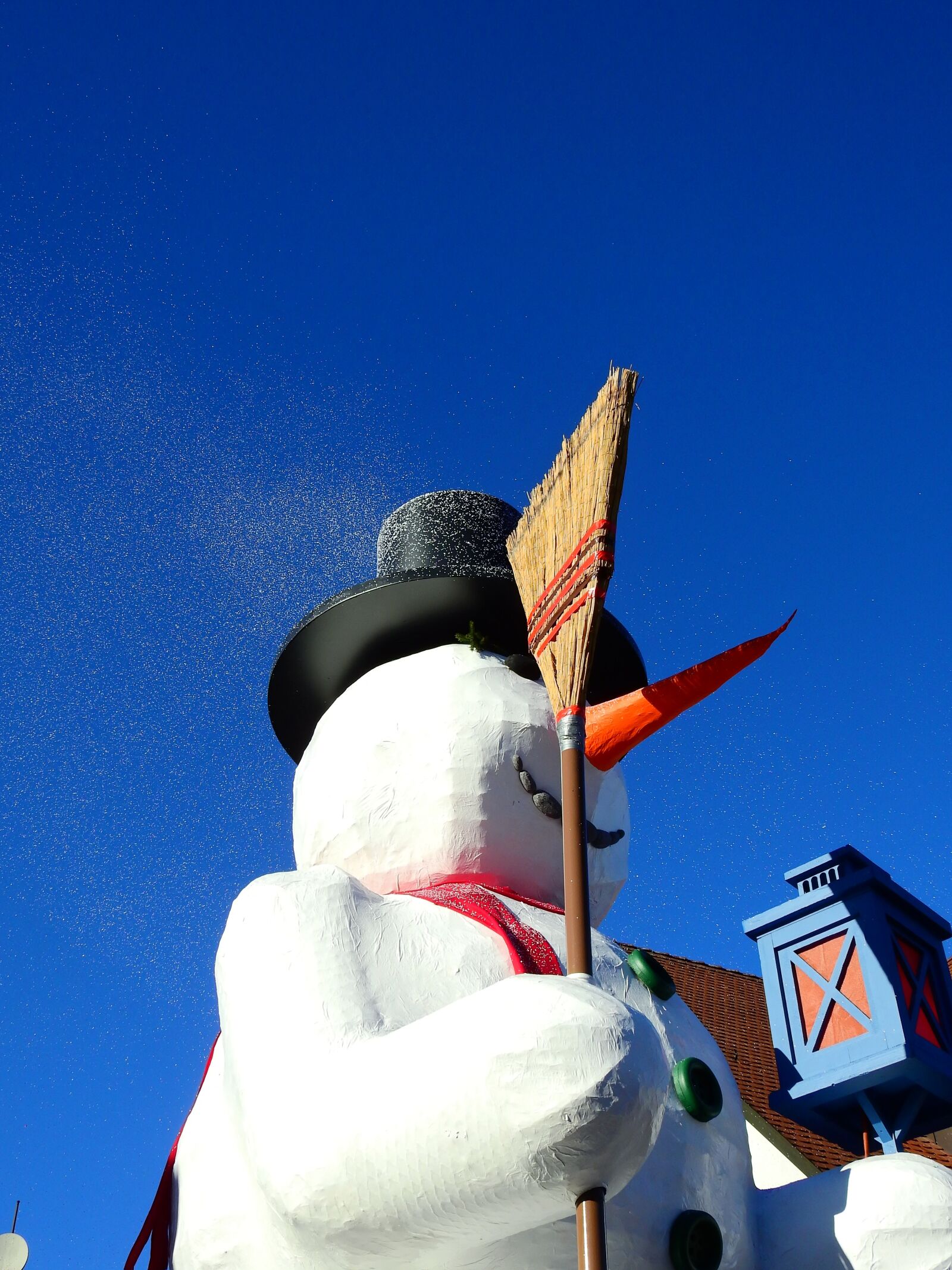 Nikon Coolpix P900 sample photo. Carnival, move, snowman photography