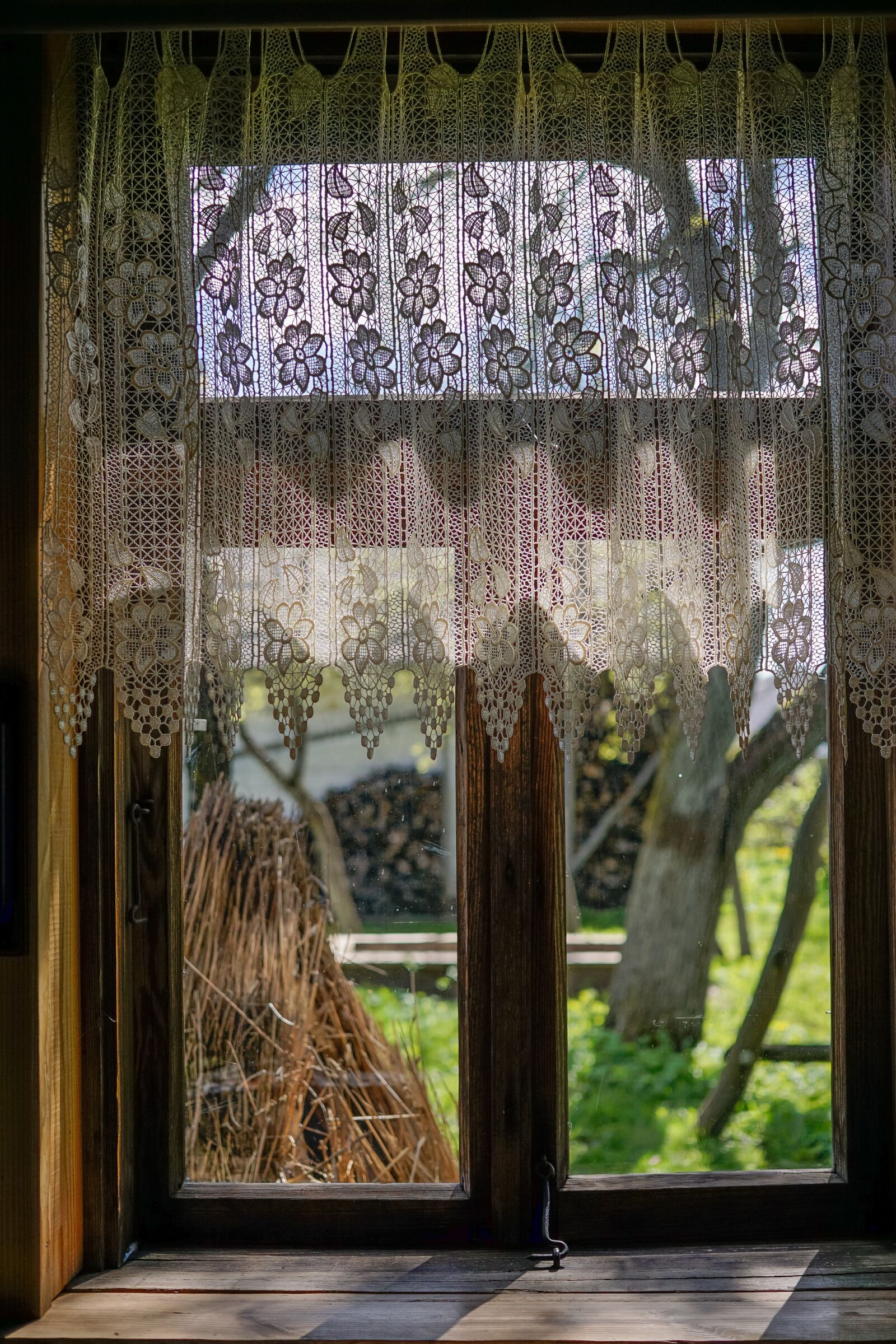 Sony a6000 + Sigma 30mm F2.8 EX DN sample photo. Window, wooden, tautliner photography