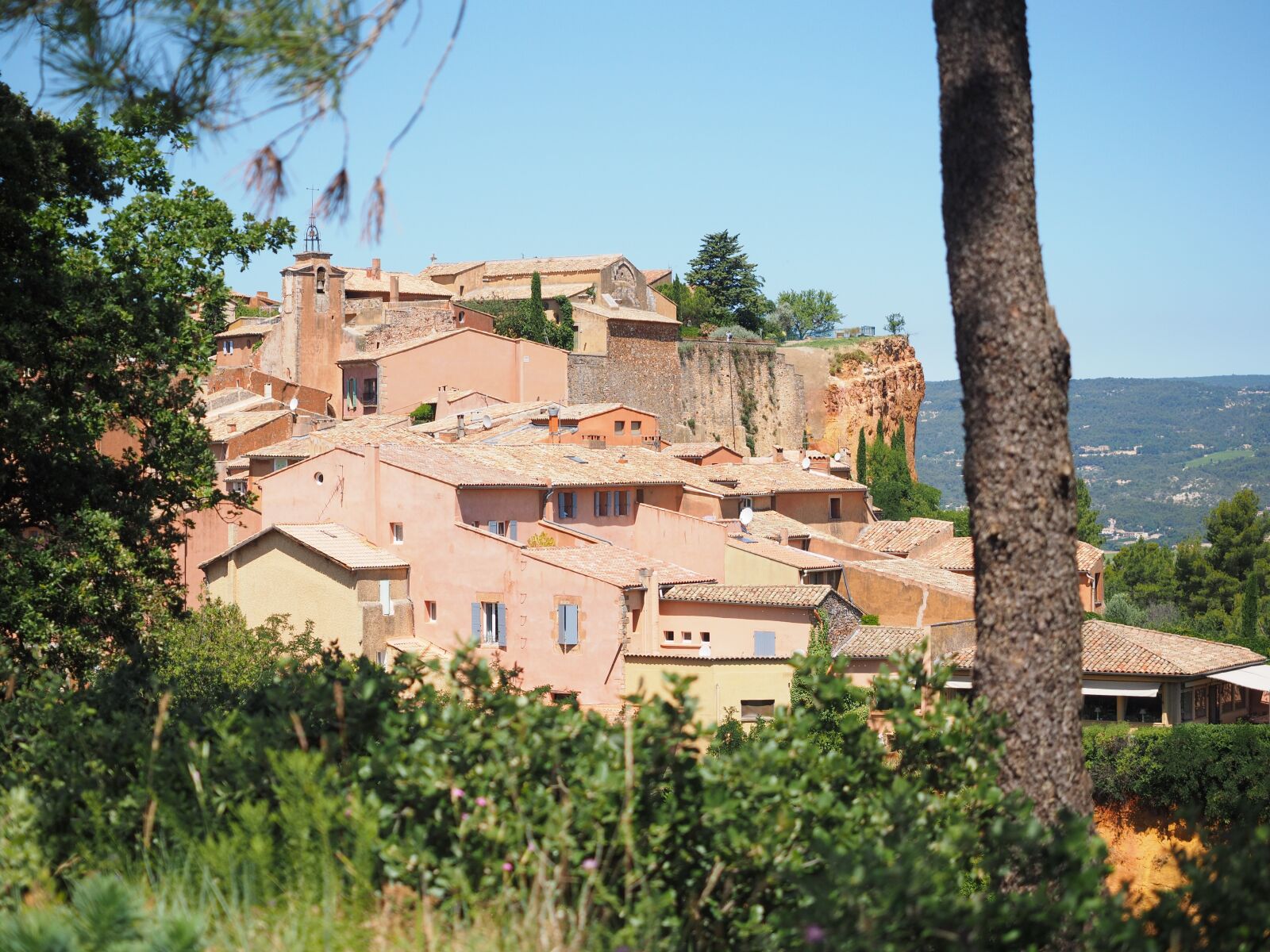 Olympus OM-D E-M1 + Olympus M.Zuiko Digital ED 12-40mm F2.8 Pro sample photo. Roussillon, community, village photography