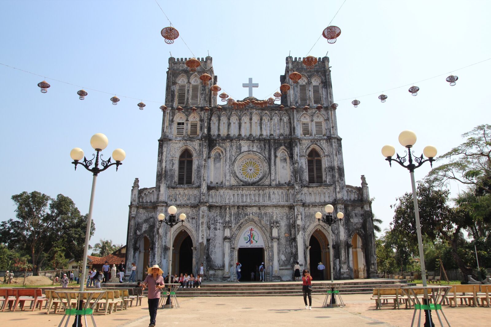 Tamron SP AF 17-50mm F2.8 XR Di II LD Aspherical (IF) sample photo. Vietnam, asia, church photography