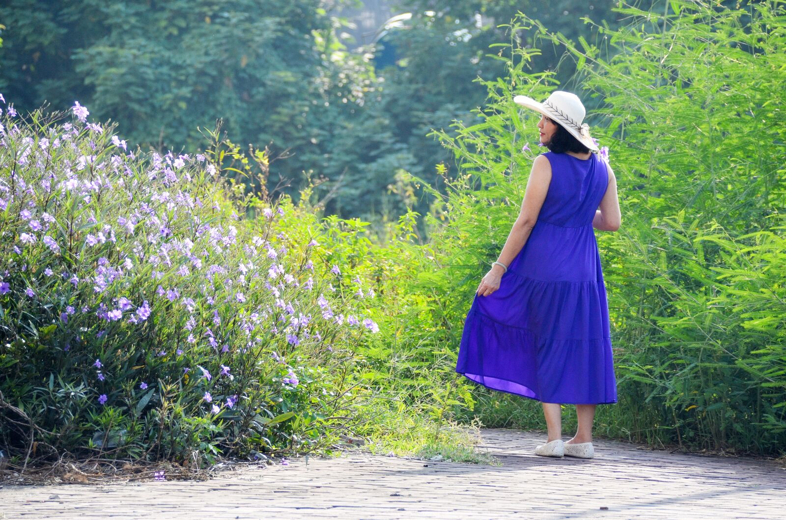 Nikon D7200 sample photo. Purple dress, purple flowers photography