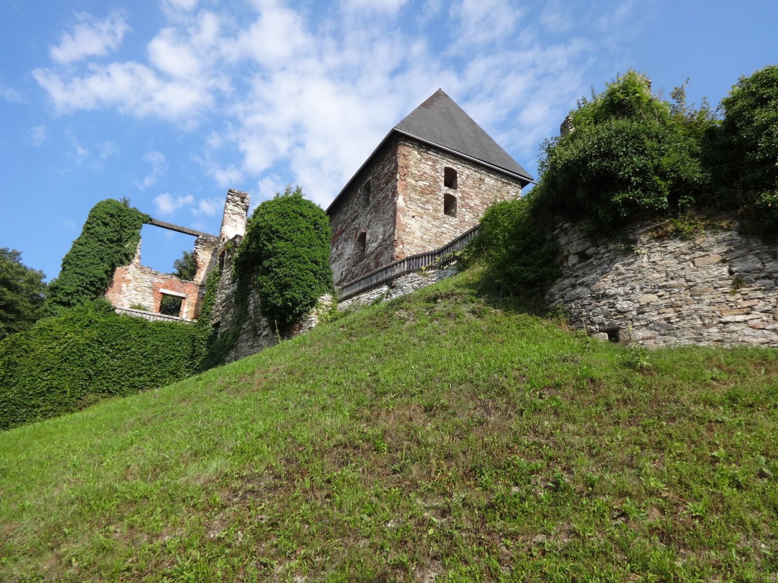 Sony Cyber-shot DSC-WX80 sample photo. Ruin, austria, castle photography