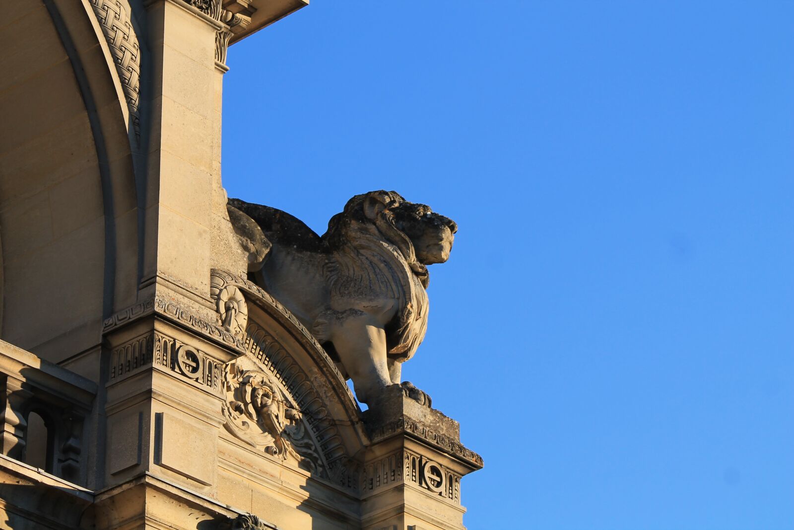Canon EF-S 55-250mm F4-5.6 IS II sample photo. Statue, lion, sky photography