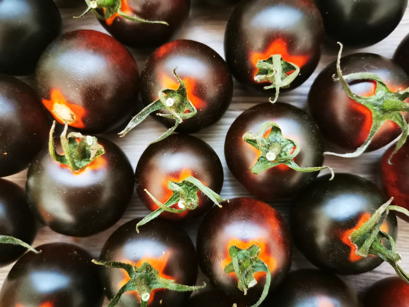 HUAWEI P30 sample photo. Tomato, black, fruit photography