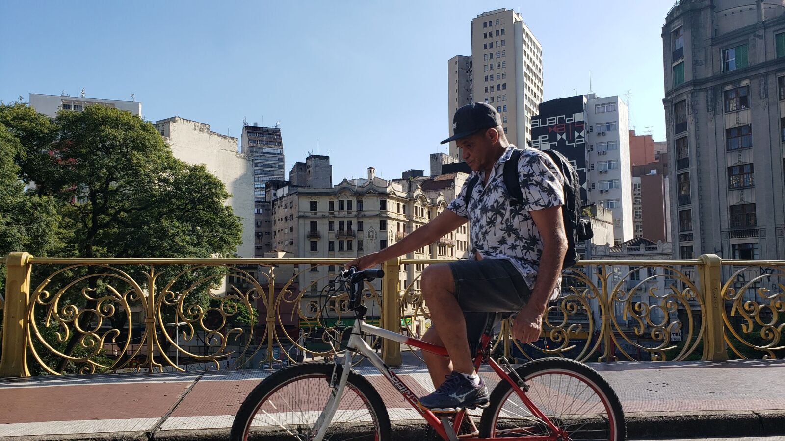Samsung Galaxy Note9 sample photo. Viaduct, bike, man photography