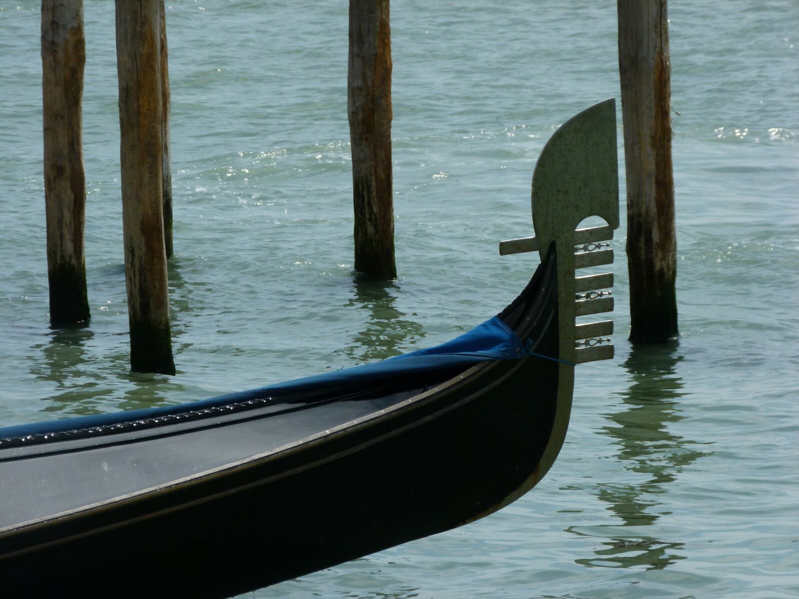 Panasonic Lumix DMC-FZ100 sample photo. Gondola, venice, water photography