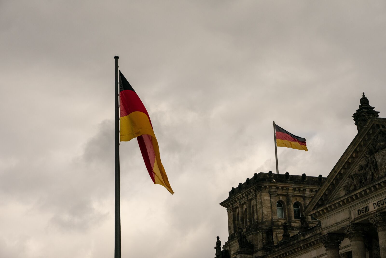 Sony a7 II sample photo. Government, reichstag, flag photography
