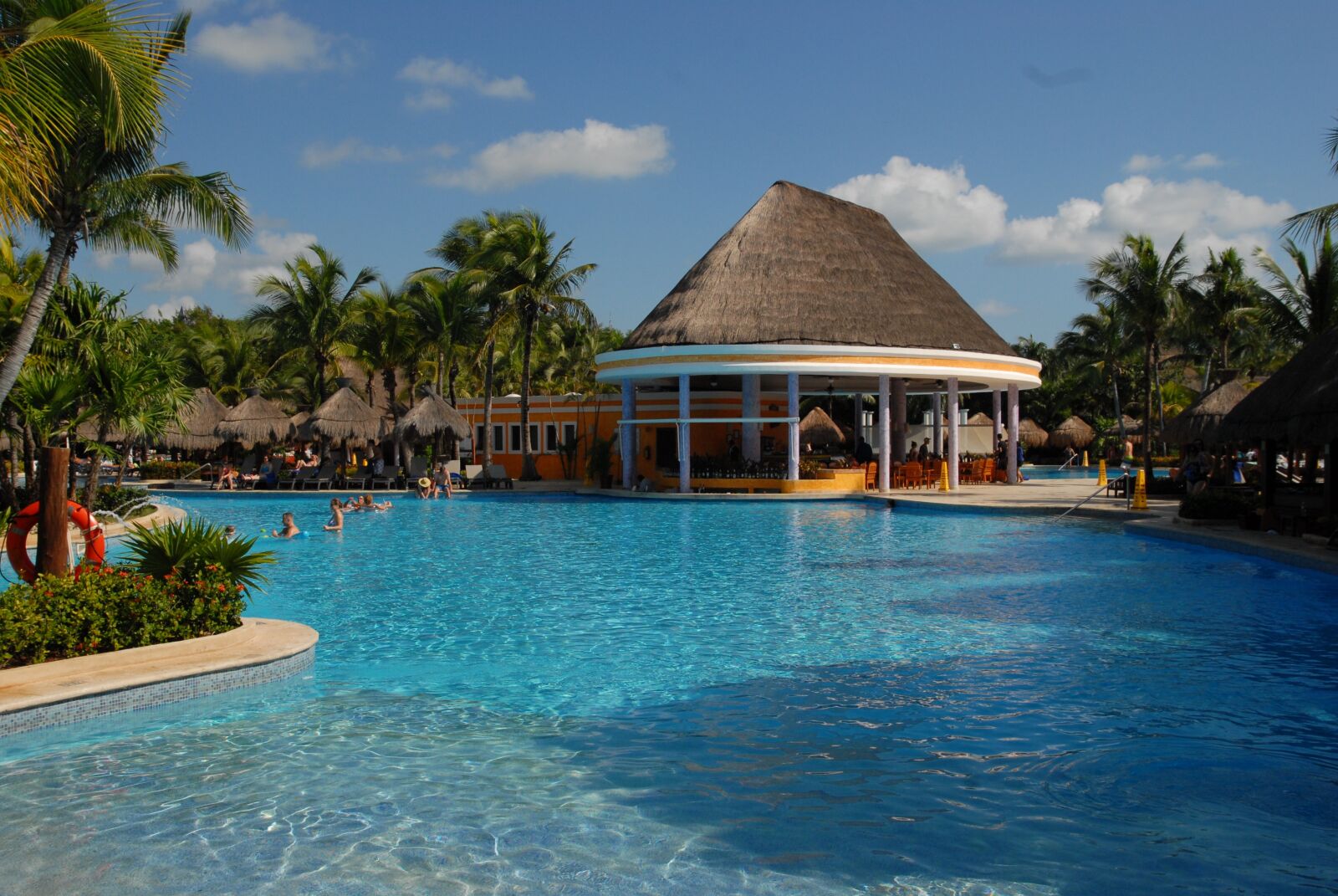 Nikon D200 sample photo. Cancun, pool, poolbar photography