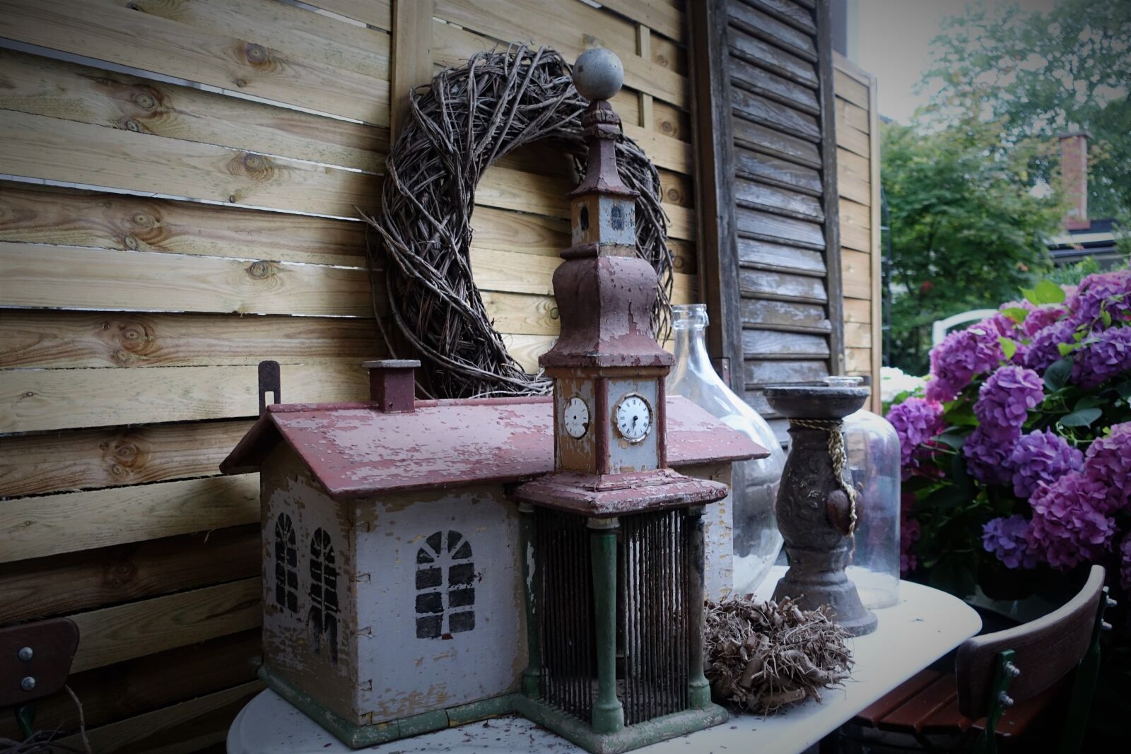 Sony Cyber-shot DSC-RX100 IV sample photo. Candle holder, bird house photography
