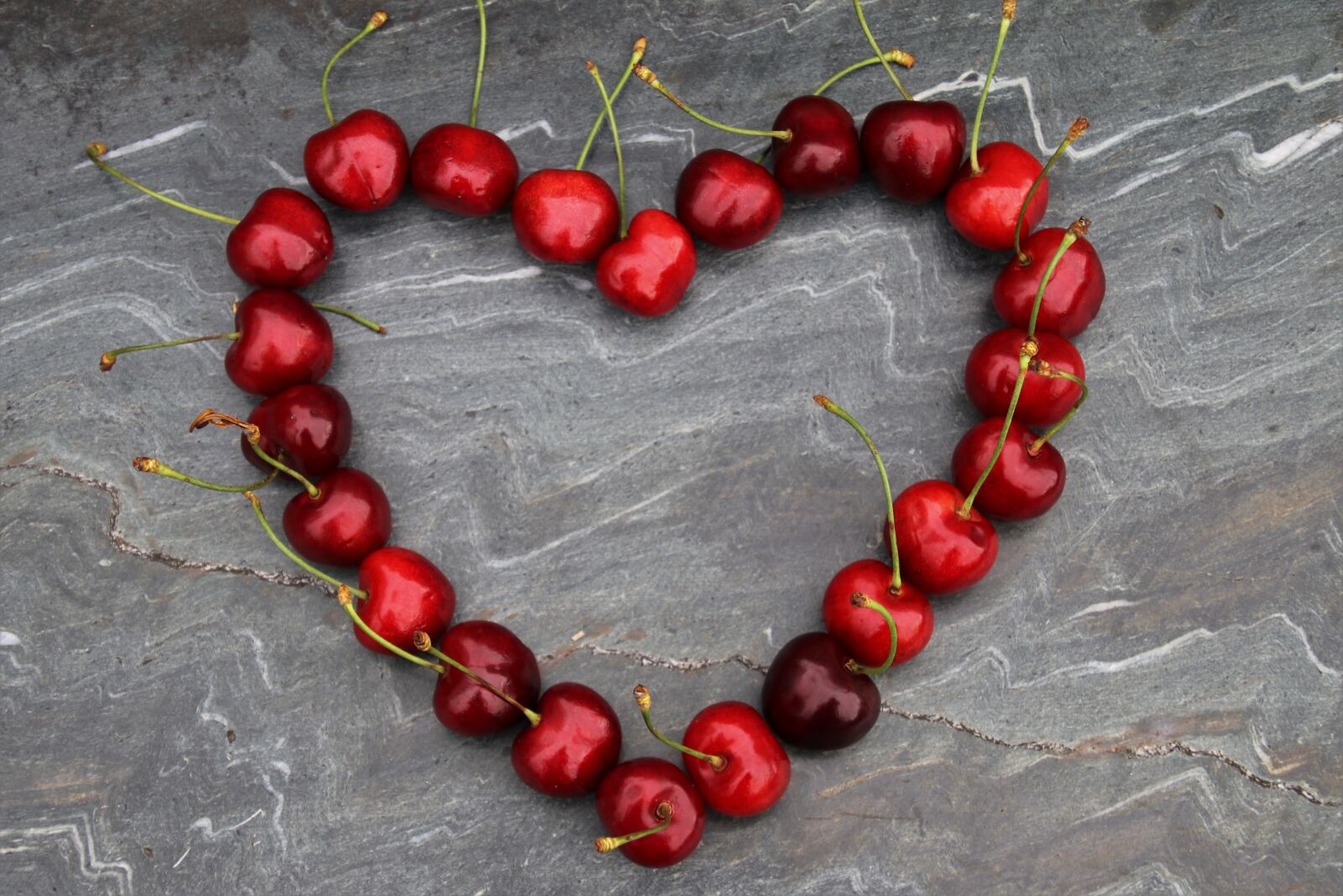 Canon EOS 80D sample photo. Cherries, heart, red photography