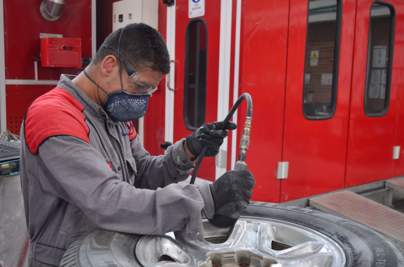 Nikon D5100 sample photo. Mechanical, workshop, rim photography