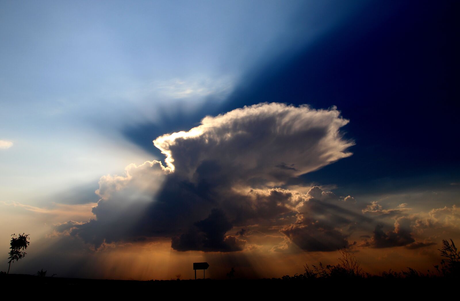 Canon EOS 700D (EOS Rebel T5i / EOS Kiss X7i) sample photo. Rays, twilight, cloud photography