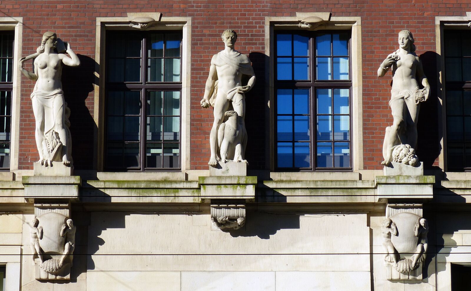 Panasonic Lumix DMC-FZ200 sample photo. Sculpture, figures, statue photography