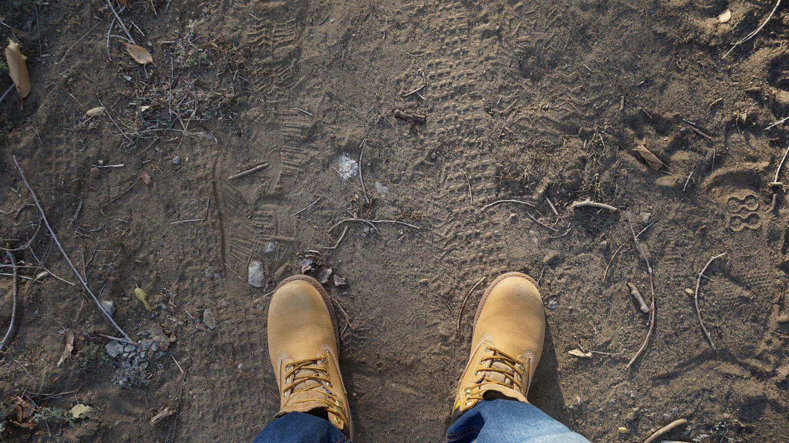 Sony E 18-50mm F4-5.6 sample photo. Standing, shoes, hiking, hiker photography