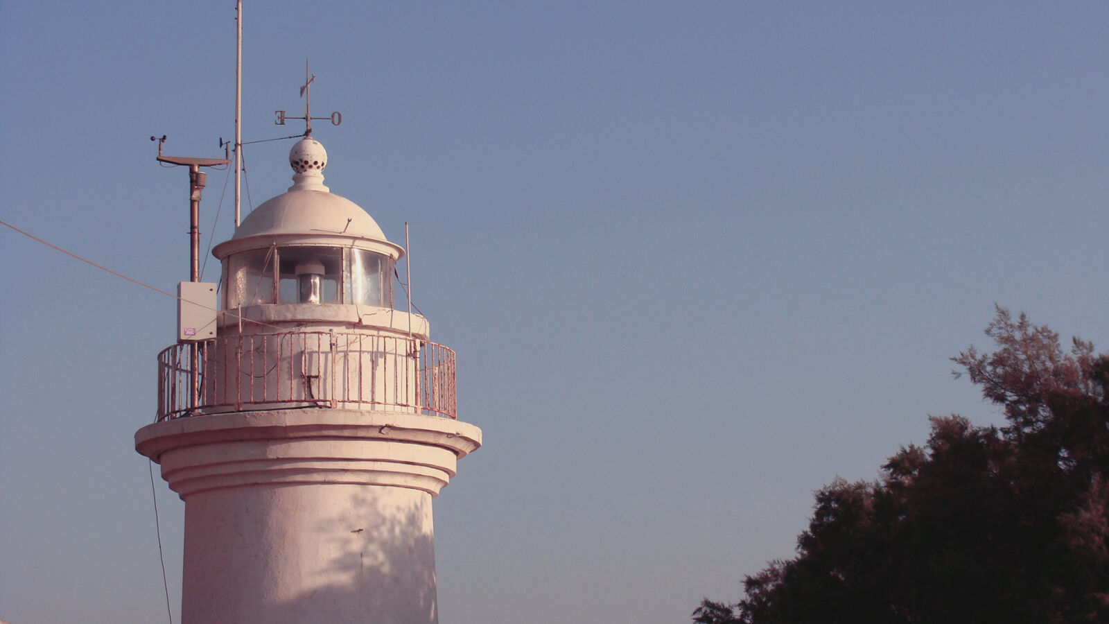 Sony Cyber-shot DSC-H10 sample photo. Beach, evening, lighthouse, mild photography