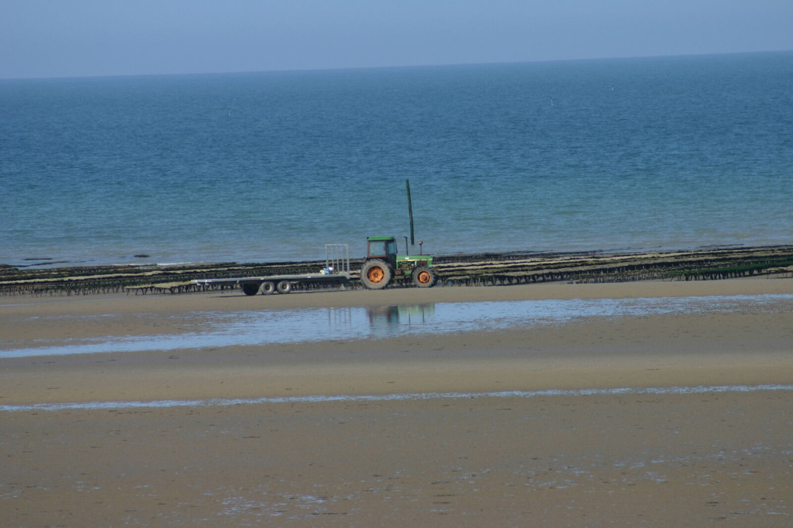 Canon EOS 300D (EOS Digital Rebel / EOS Kiss Digital) sample photo. Plage, tracteur photography